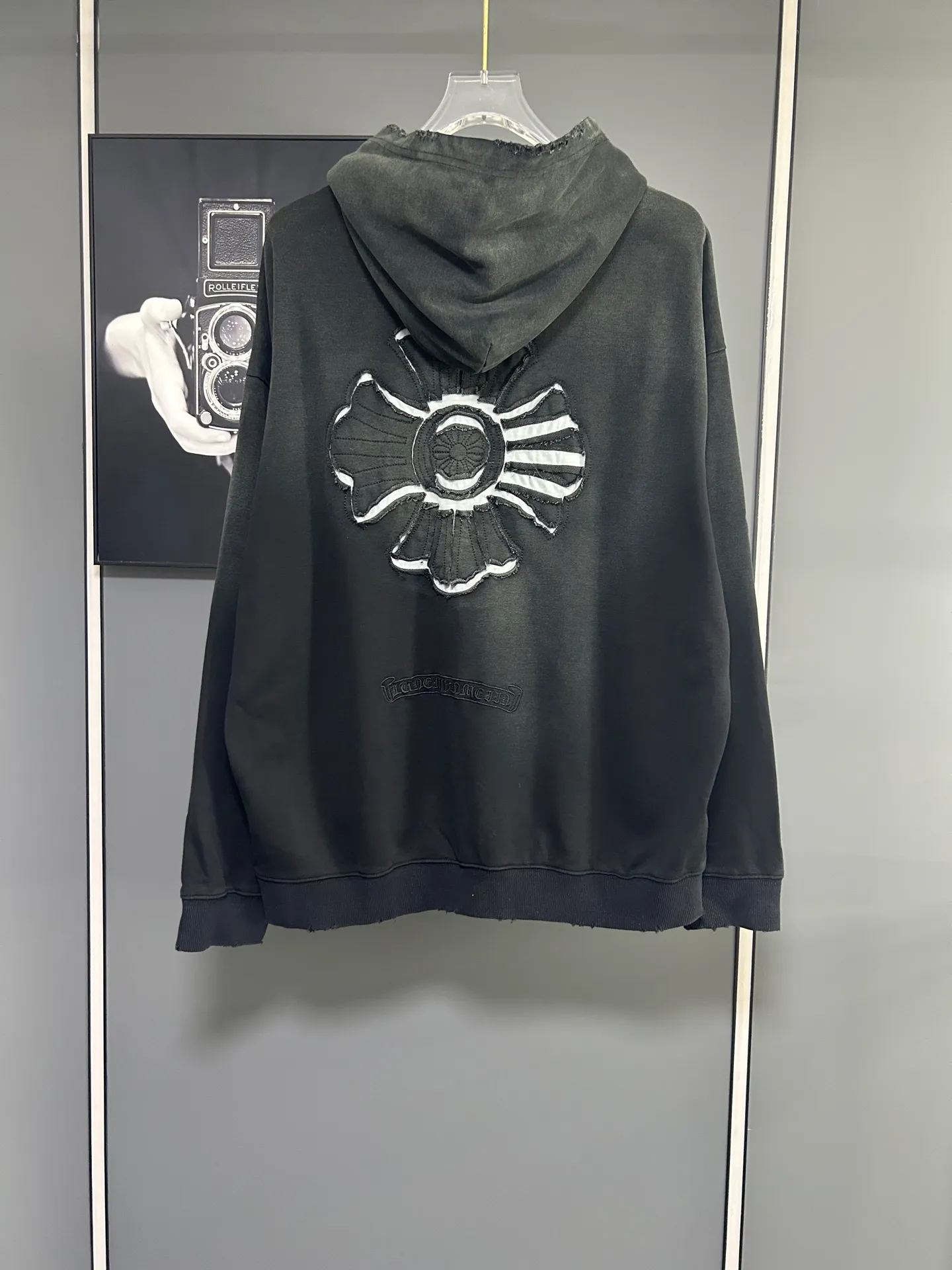 P310 𝗖𝗵𝗿𝗼𝗺𝗲 𝗛𝗲𝗮𝗿𝘁𝘀/Cro Heart 2025 Cross Patch Embroidery Summer New Original Single Counter American Acid Washed Distressed Laser Burnt Patch Embroidery Couple Casual Hooded Sweatshirt 👑The highest version! Customized fabric 440g tripe terry fabric! American acid-washed and distressed original fabric laser burnt ✟appliqué embroidery and exquisite embroidery of letters! The best-selling model at the counter. It is very comfortable to wear. It is low-key yet luxurious. It is very classy when worn. The large size and tailoring are needless to say. The upper body is exquisite and vivid. 👍High-end first-class materials. A truly palace-level product. The cotton from Turkey is of outstanding quality. After heavy washing, the clothes are very soft! Not picky, the upper body is absolutely stylish and extremely luxurious. Auxiliary materials: The original model has been authenticated and labeled ➕100% silk washed with water label. Genuine purchase-grade original hangtag➕matching hanging rope➕3D hanging beads➕original packaging bag. Craftsmanship: The original version has consistent wiring! The highest version of the armhole matching technique! Countless times of pattern making to 100% restore the original appearance! The correct version is the same for men and women, super eye-catching, super good-looking, and super atmospheric! Color: White Black Royal Blue Size, XS S M L